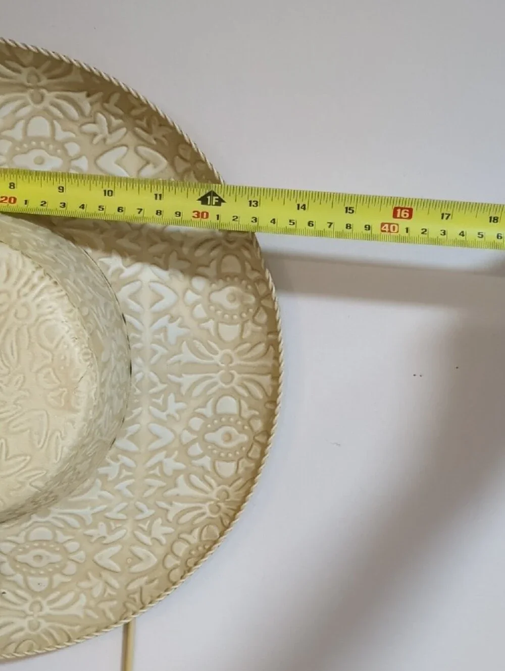 Decorative Creamy Yellow Wall Hook Rack with Embossed Pattern